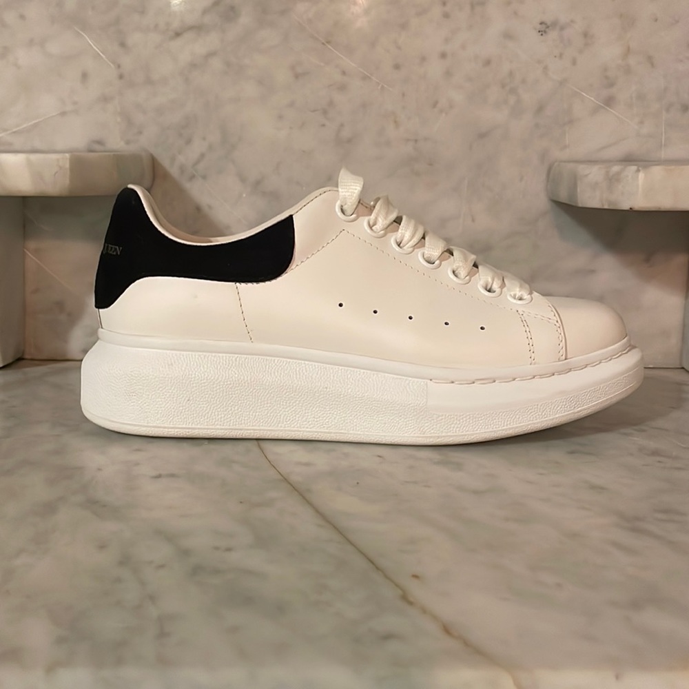 Alexander Mcqueen white/black Larry Sneaker                   Size: US7 EU37C